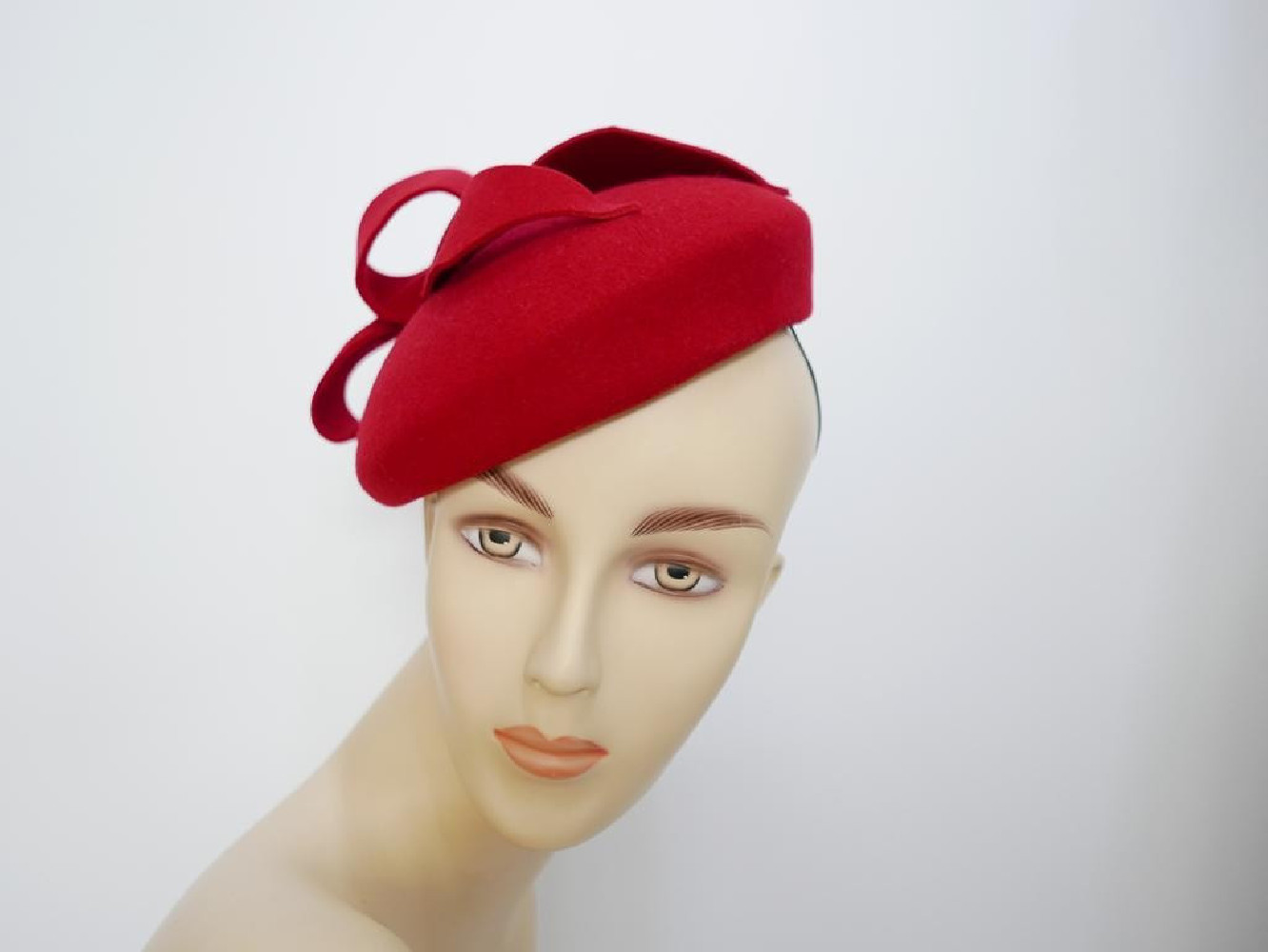 Saturnia czerwony mini beret filcowy