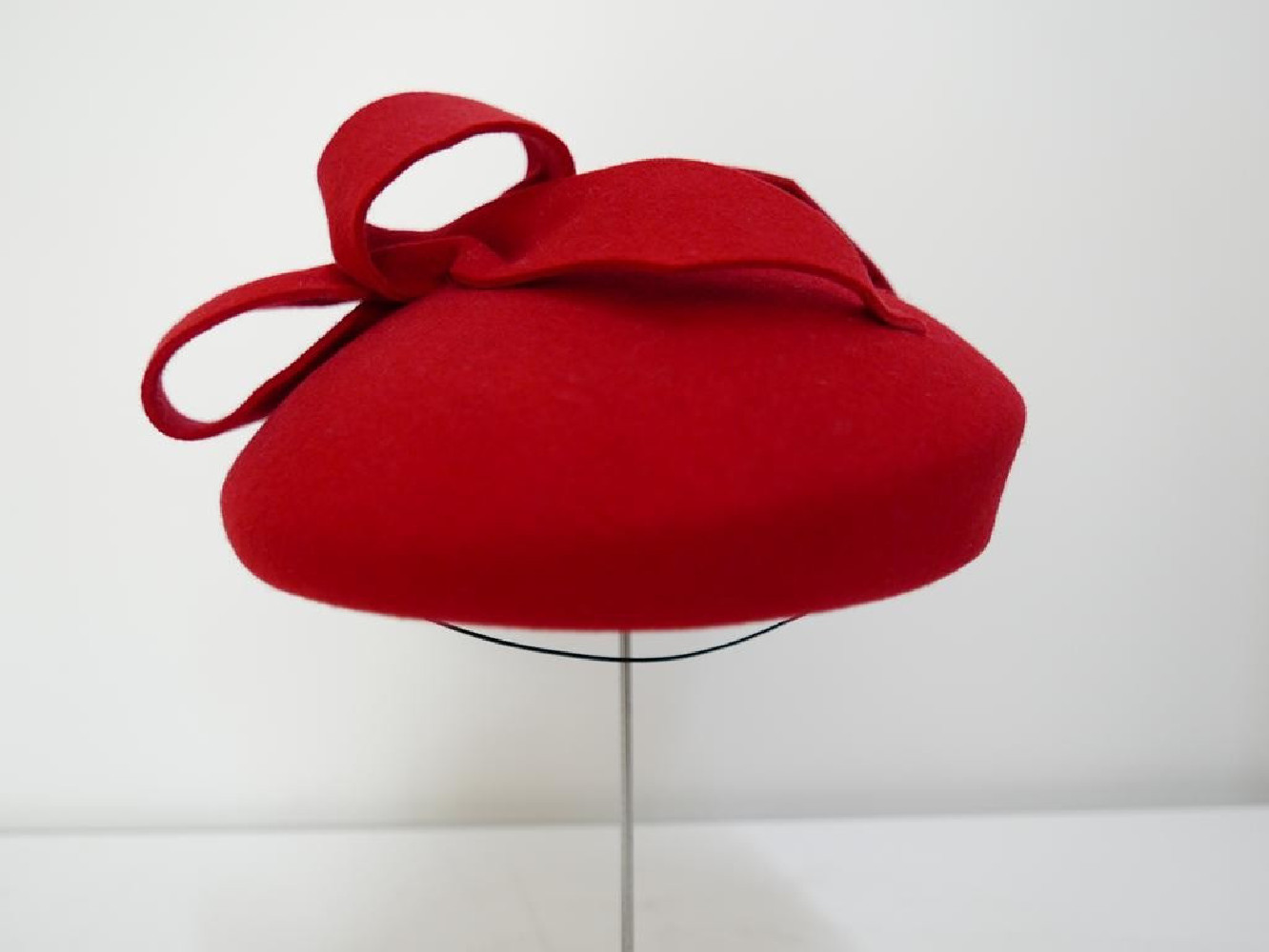 Saturnia czerwony mini beret filcowy