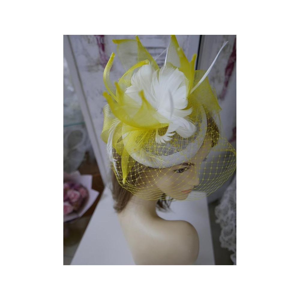 Śmietankowo cytrynowy mini toczek z woalką na oczy