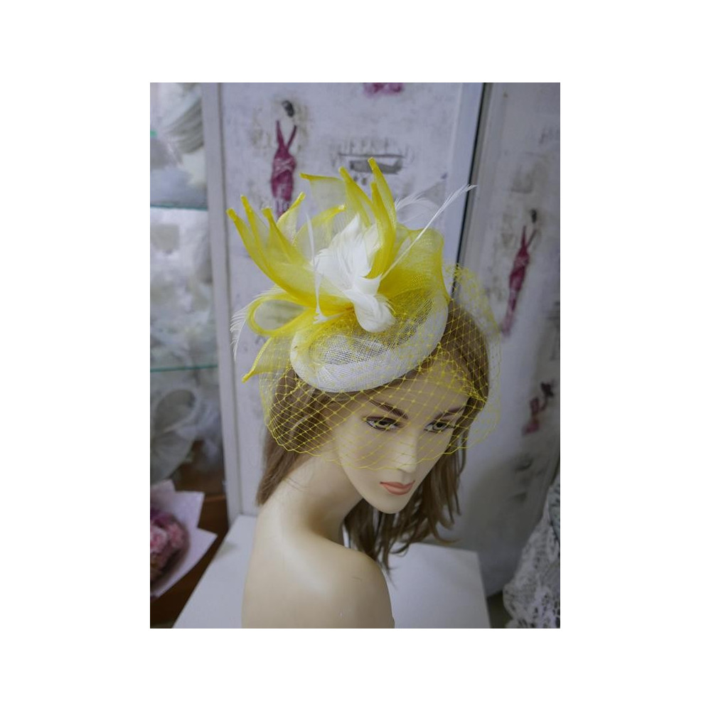 Śmietankowo cytrynowy mini toczek z woalką na oczy