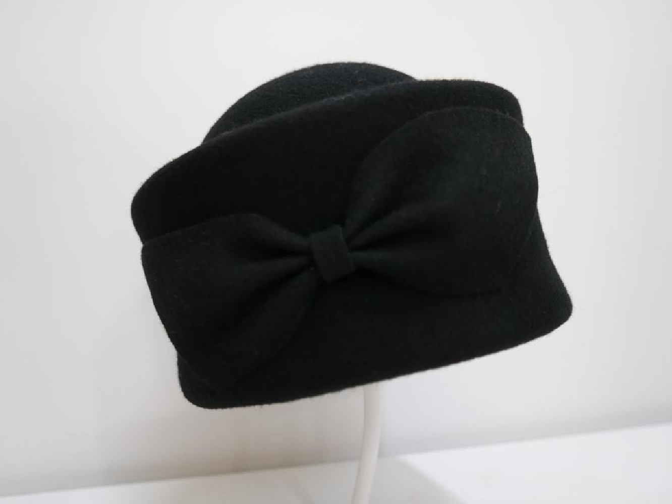 Ludmiła - wysoki czarny toczek filcowy 55-58 cm