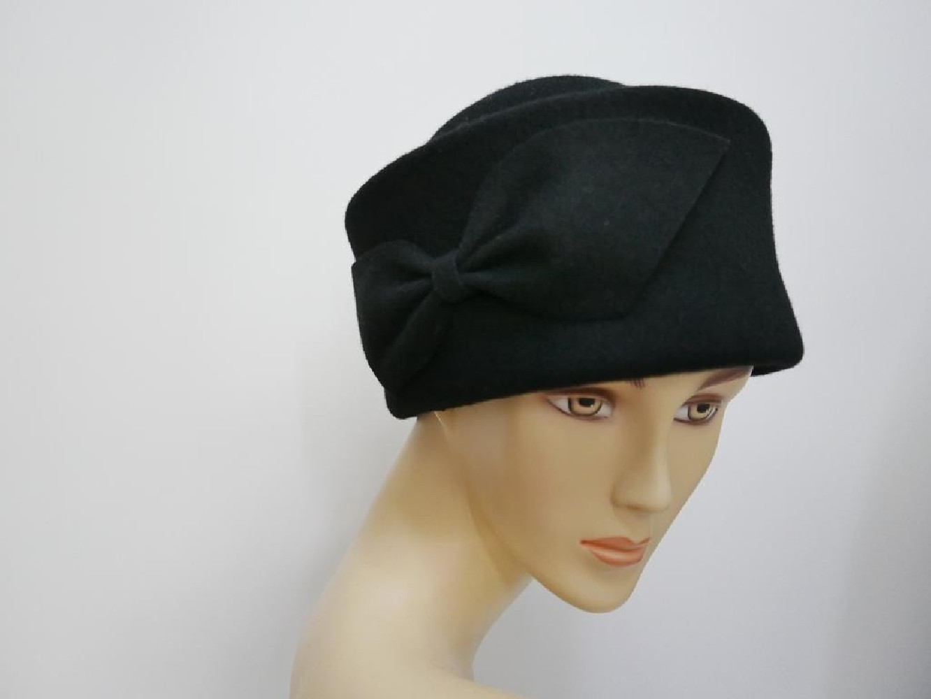 Ludmiła - wysoki czarny toczek filcowy 55-58 cm