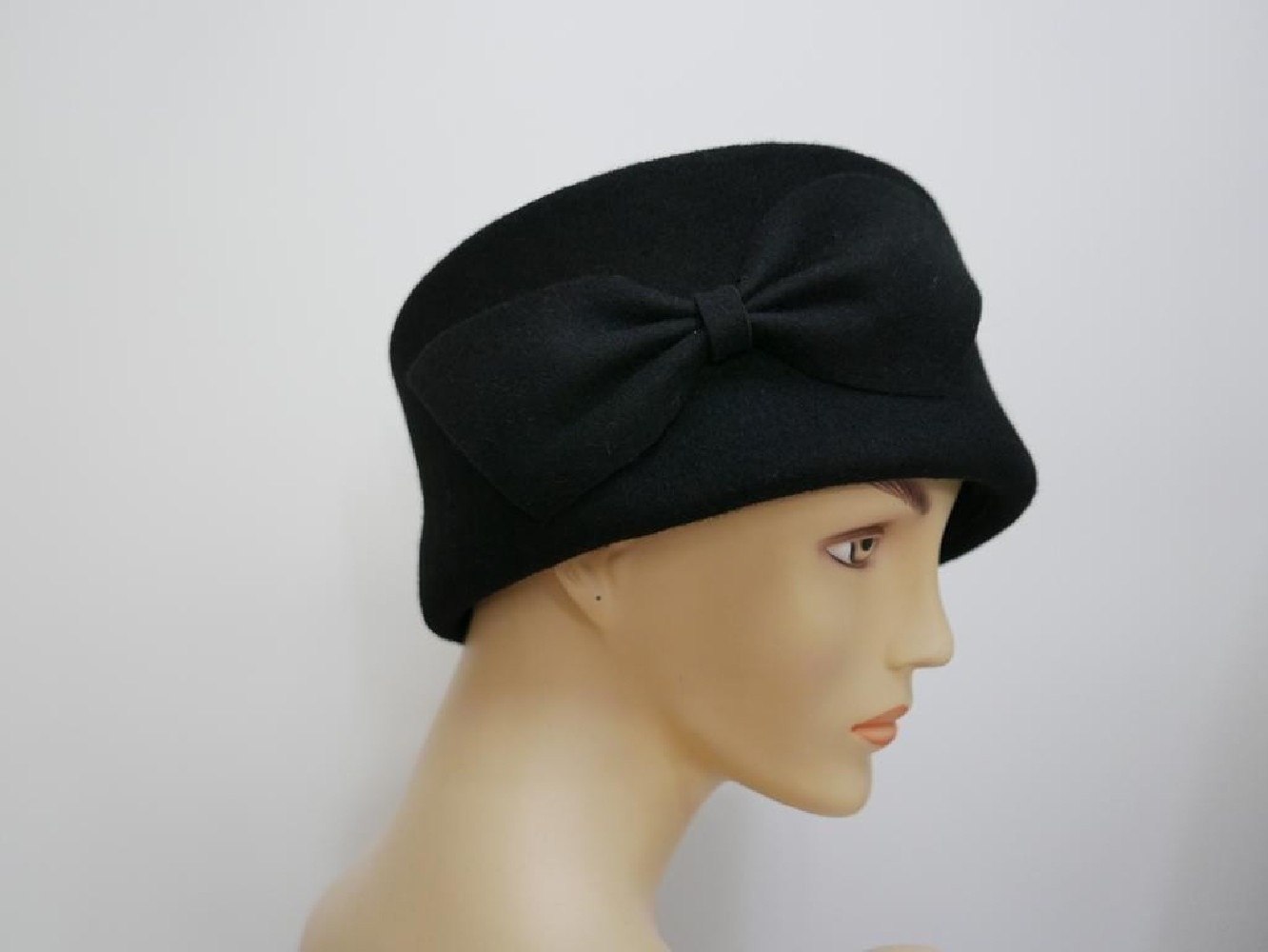 Ludmiła - wysoki czarny toczek filcowy 55-58 cm