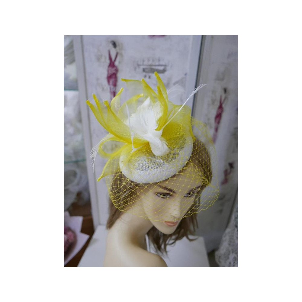 Śmietankowo cytrynowy mini toczek z woalką na oczy