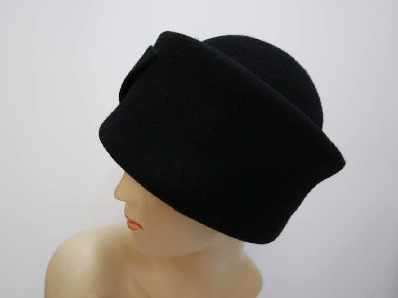 Ludmiła - wysoki czarny toczek filcowy 55-58 cm