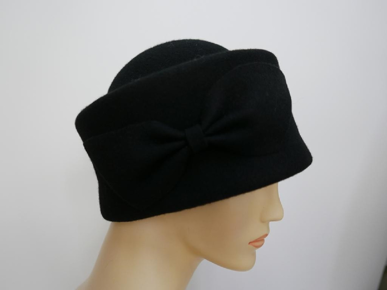 Ludmiła - wysoki czarny toczek filcowy 55-58 cm