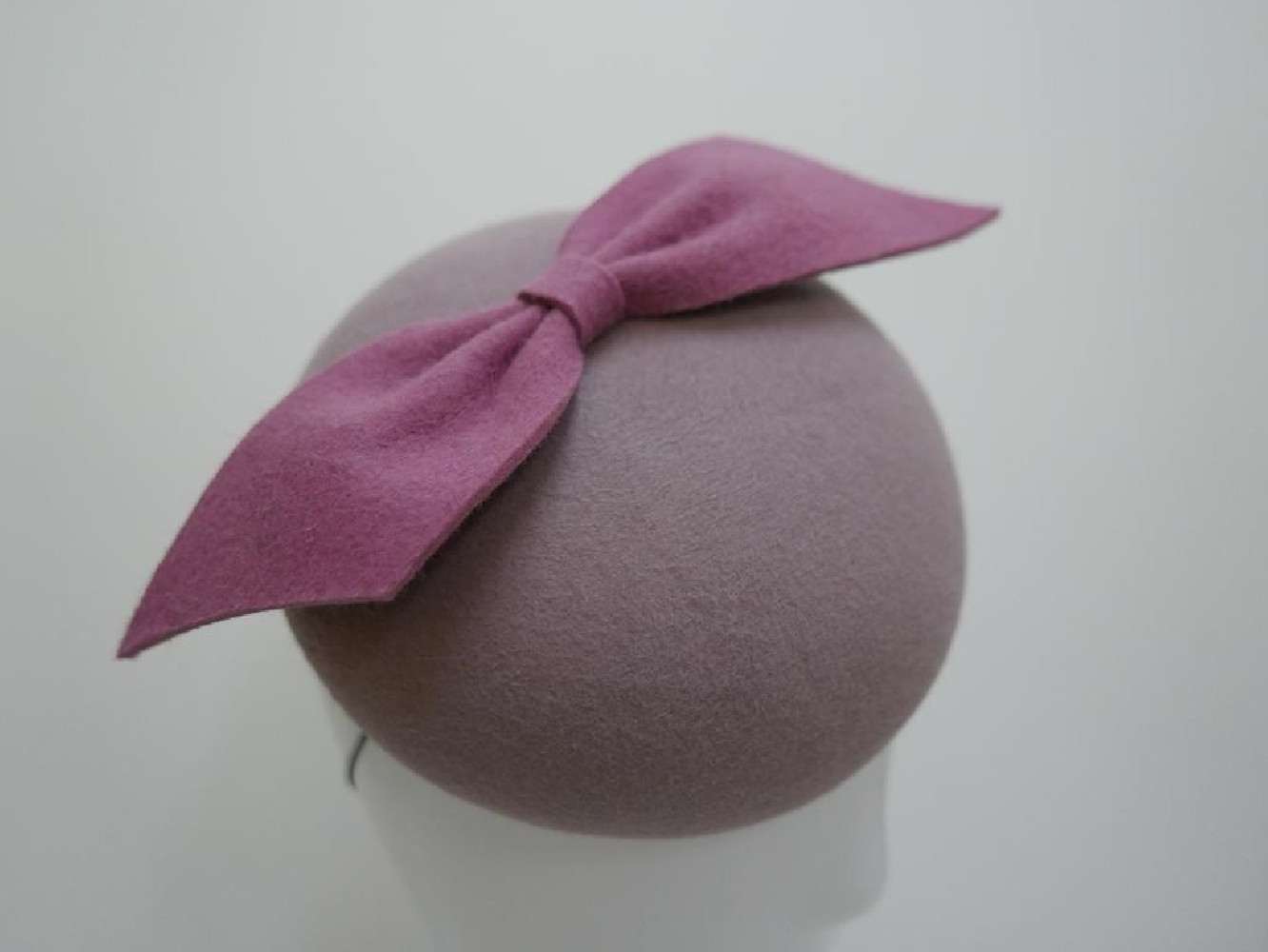 Magie- wrzos z różem mini toczek z pilbox fascynator filcowy