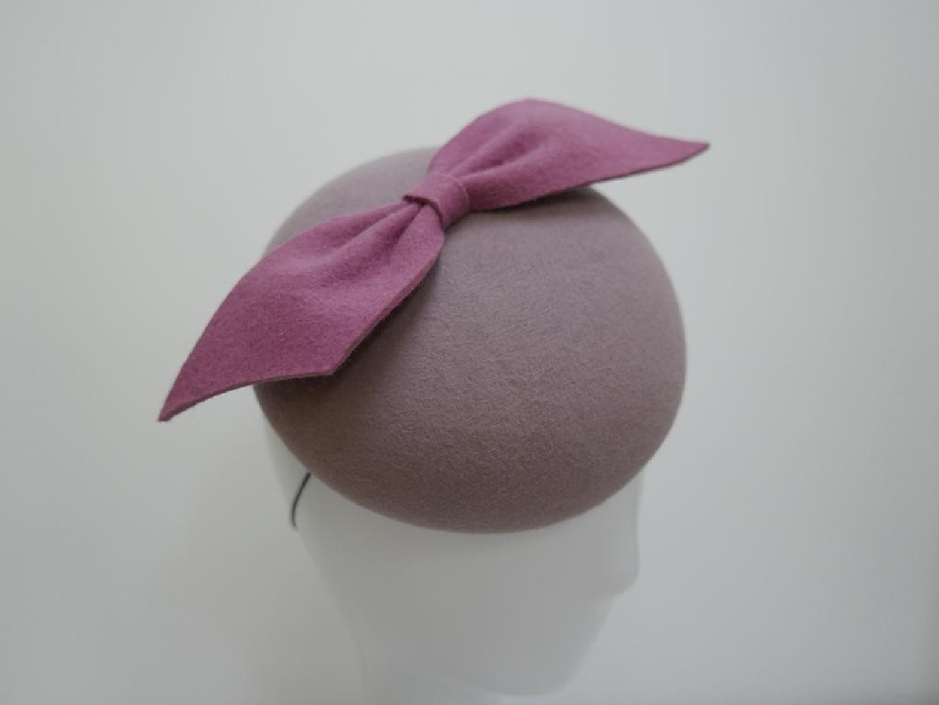 Magie- wrzos z różem mini toczek z pilbox fascynator filcowy