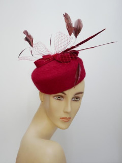 Pastylka -czerwony toczek z piórami