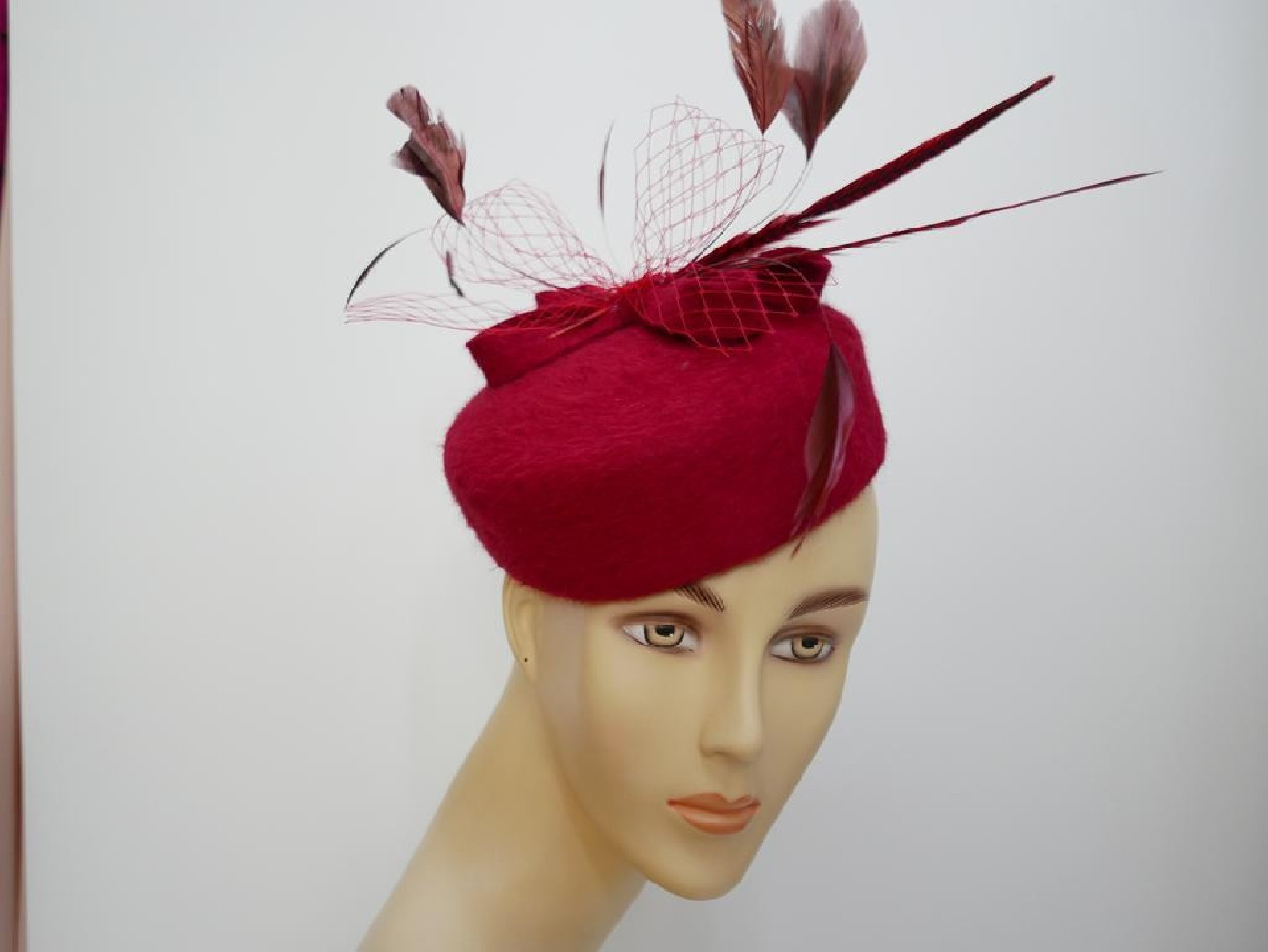 Pastylka -czerwony toczek z piórami