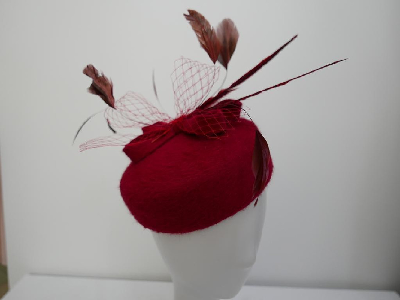 Pastylka -czerwony toczek z piórami