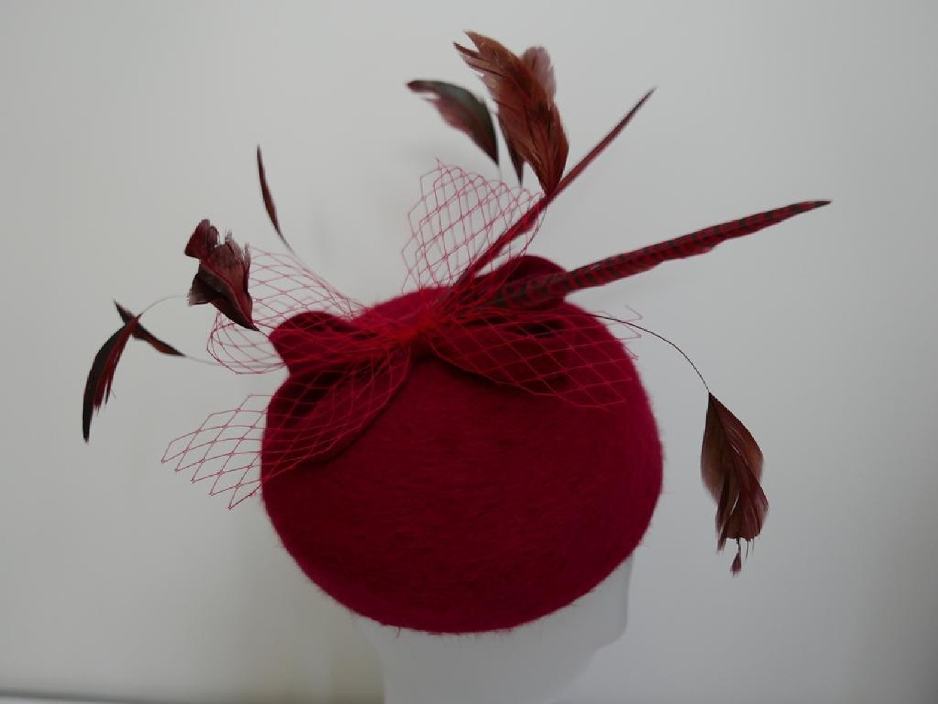 Pastylka -czerwony toczek z piórami