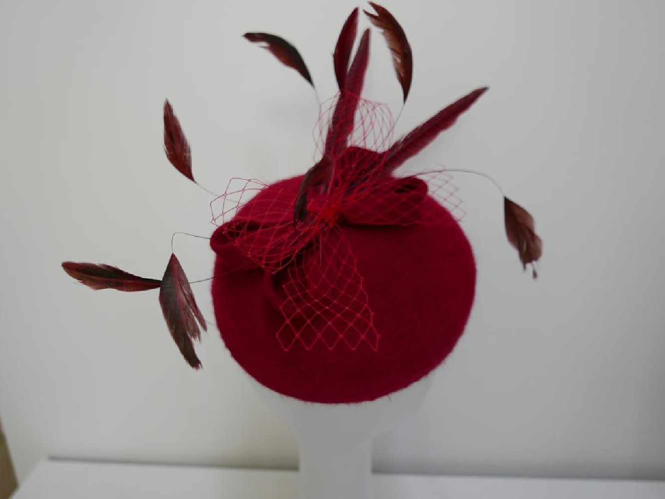 Pastylka -czerwony toczek z piórami