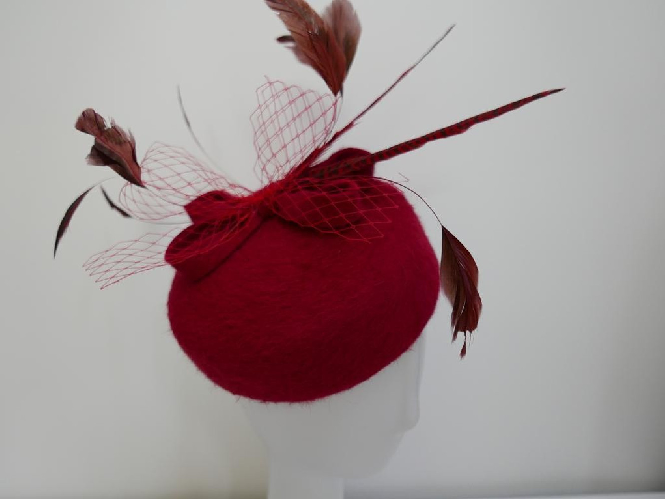 Pastylka -czerwony toczek z piórami