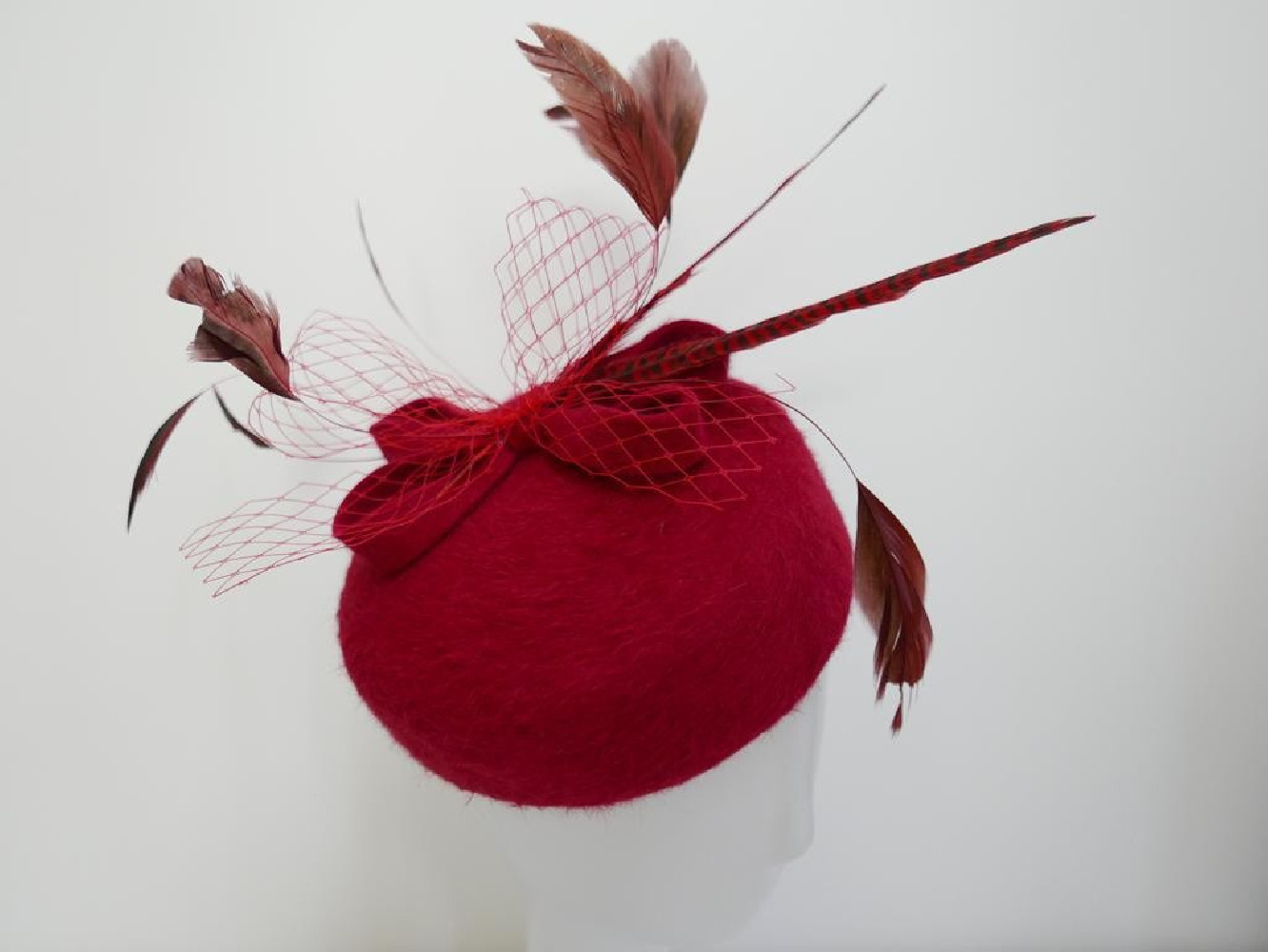 Pastylka -czerwony toczek z piórami