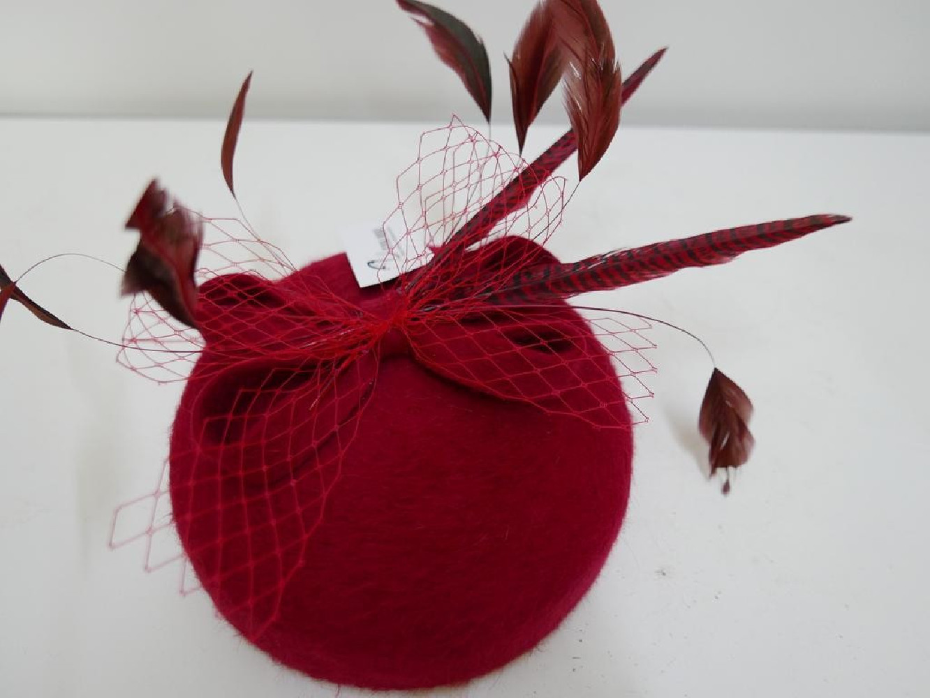 Pastylka -czerwony toczek z piórami