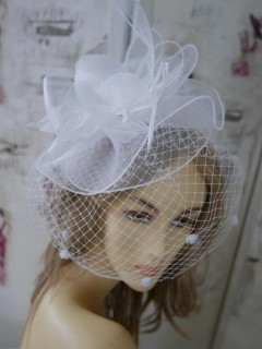 Biały fascynator z krynoliny z woalką