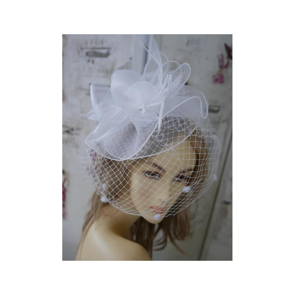 Biały fascynator z krynoliny z woalką