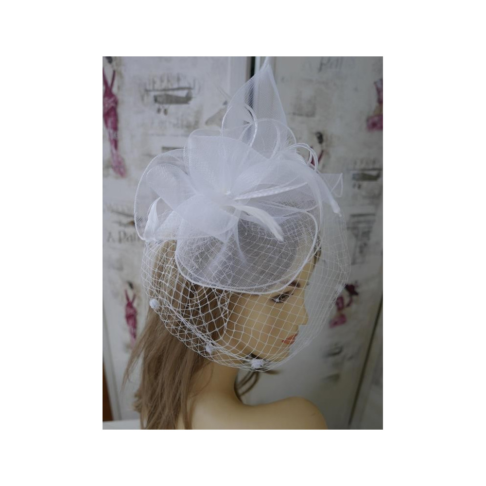 Biały fascynator z krynoliny z woalką