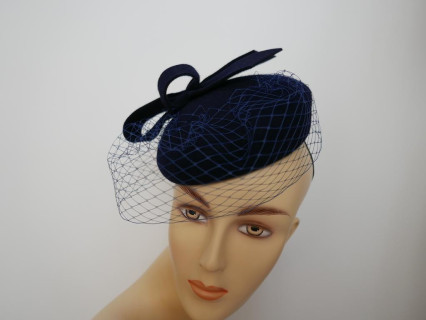 Ismena- mini toczek granatowy z woalką