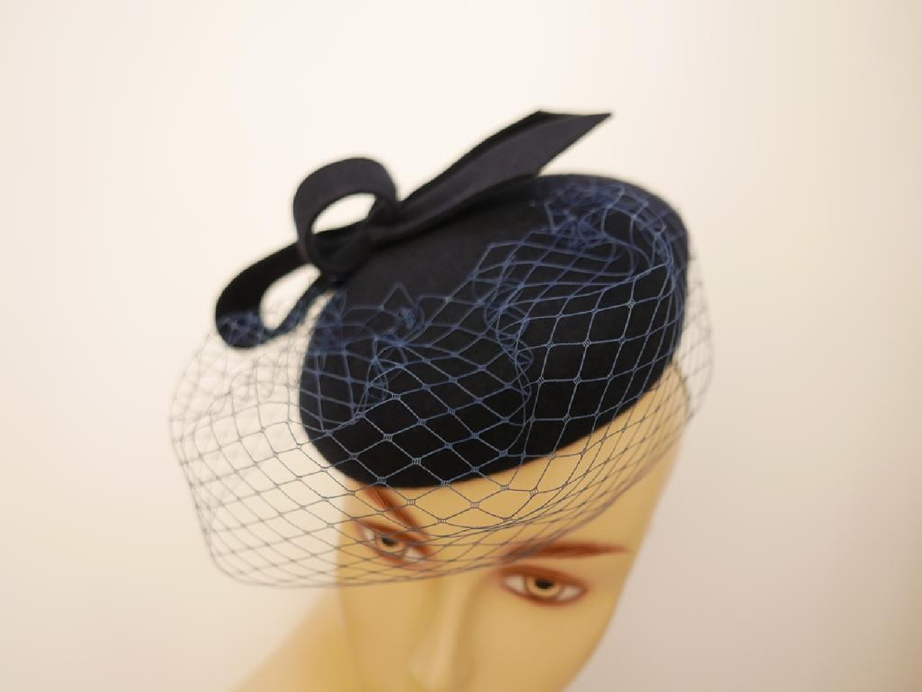 Ismena- mini toczek granatowy z woalką