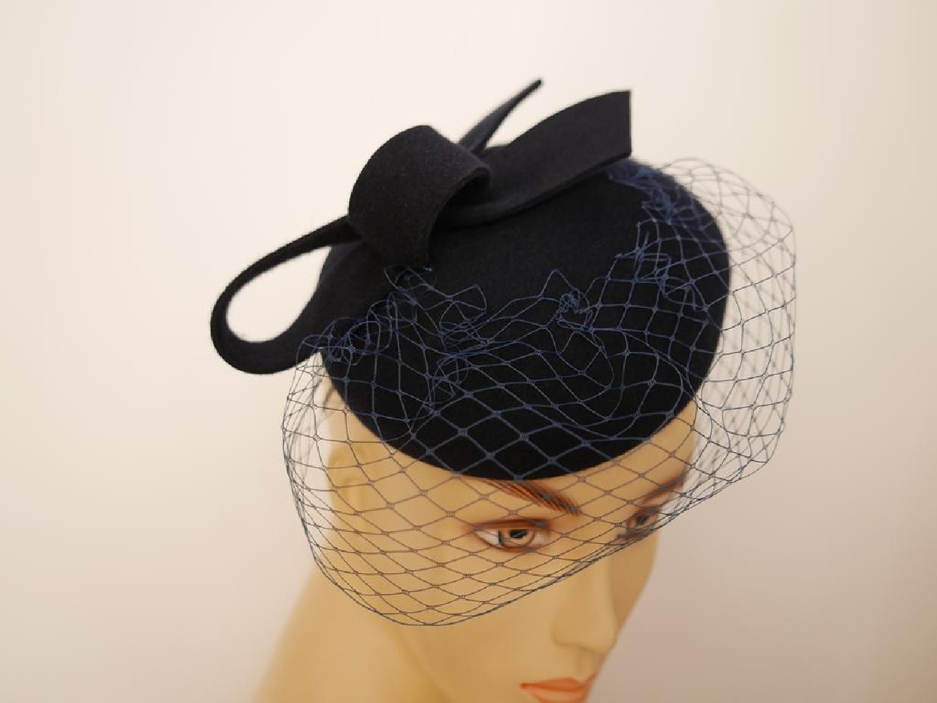 Ismena- mini toczek granatowy z woalką