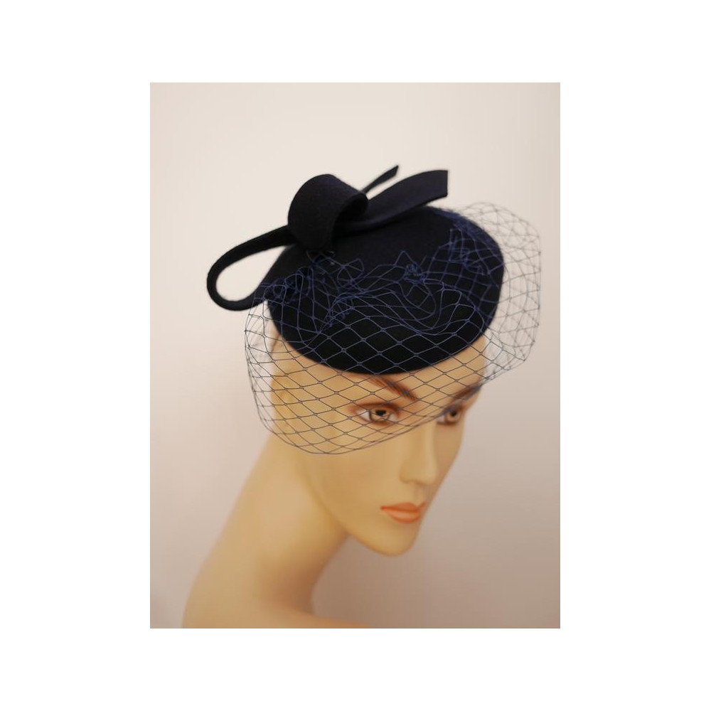 Ismena- mini toczek granatowy z woalką