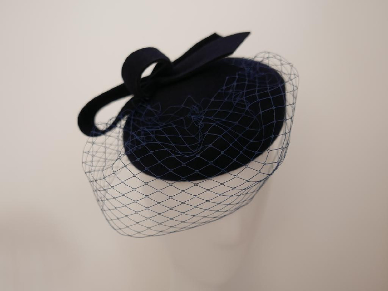 Ismena- mini toczek granatowy z woalką