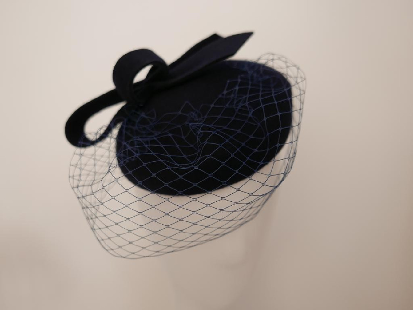 Ismena- mini toczek granatowy z woalką