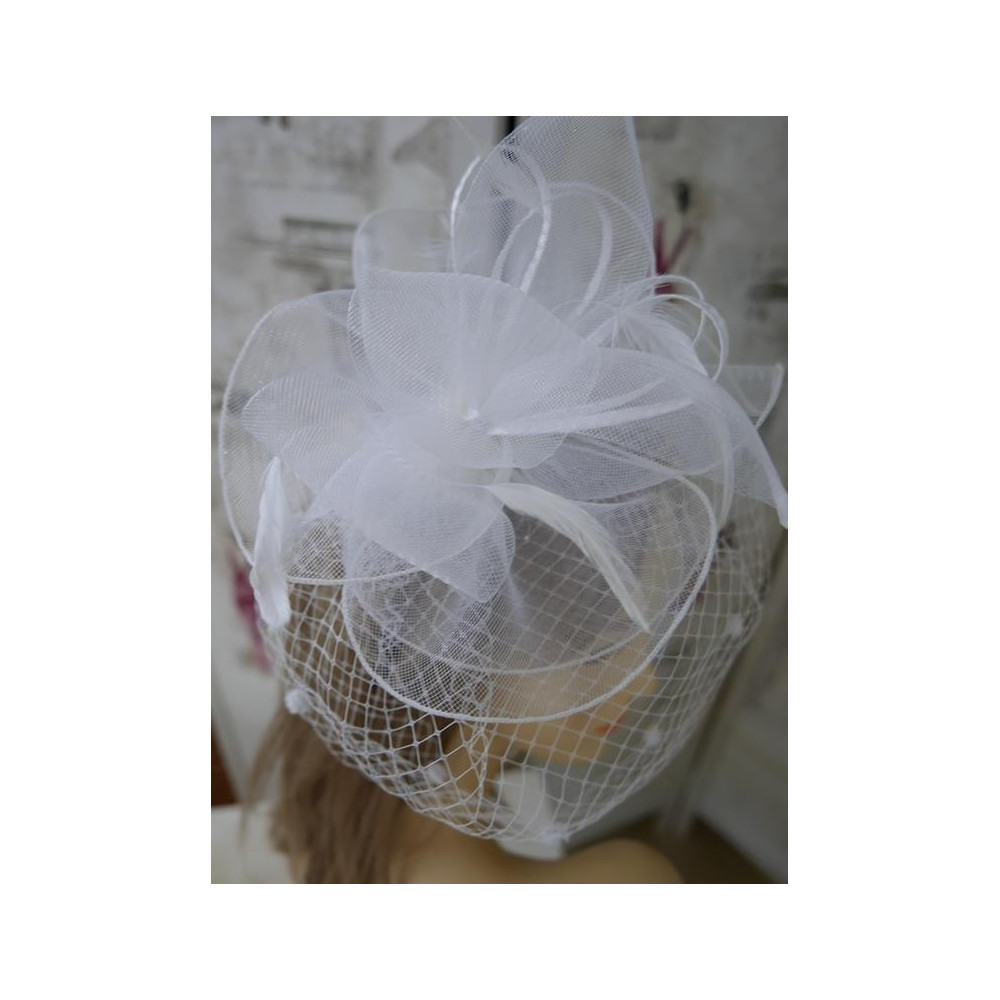 Biały fascynator z krynoliny z woalką