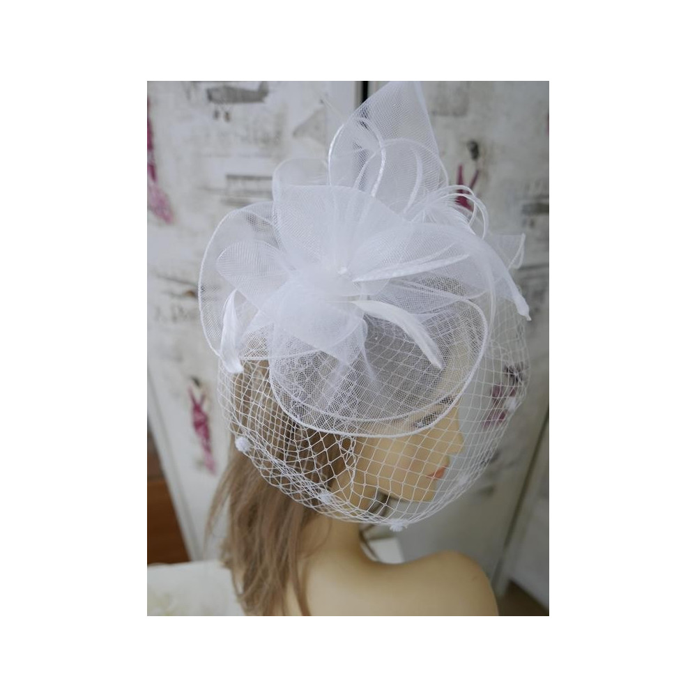 Biały fascynator z krynoliny z woalką