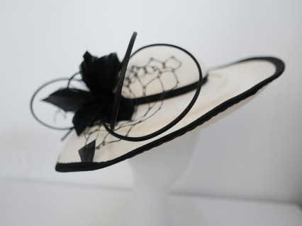 Idalia śmietankowo czarny kapelusz dysk filc wełna