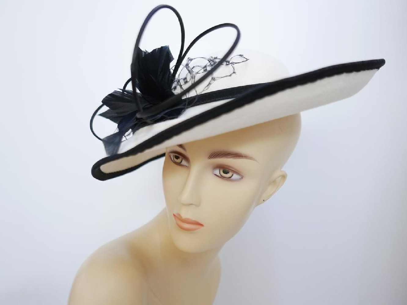 Idalia śmietankowo czarny kapelusz dysk filc wełna