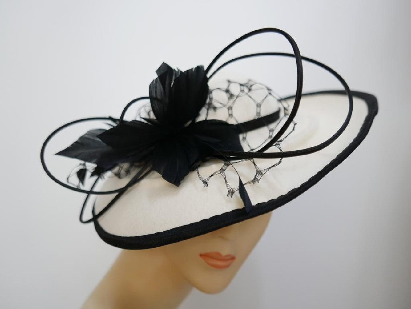 Idalia śmietankowo czarny kapelusz dysk filc wełna