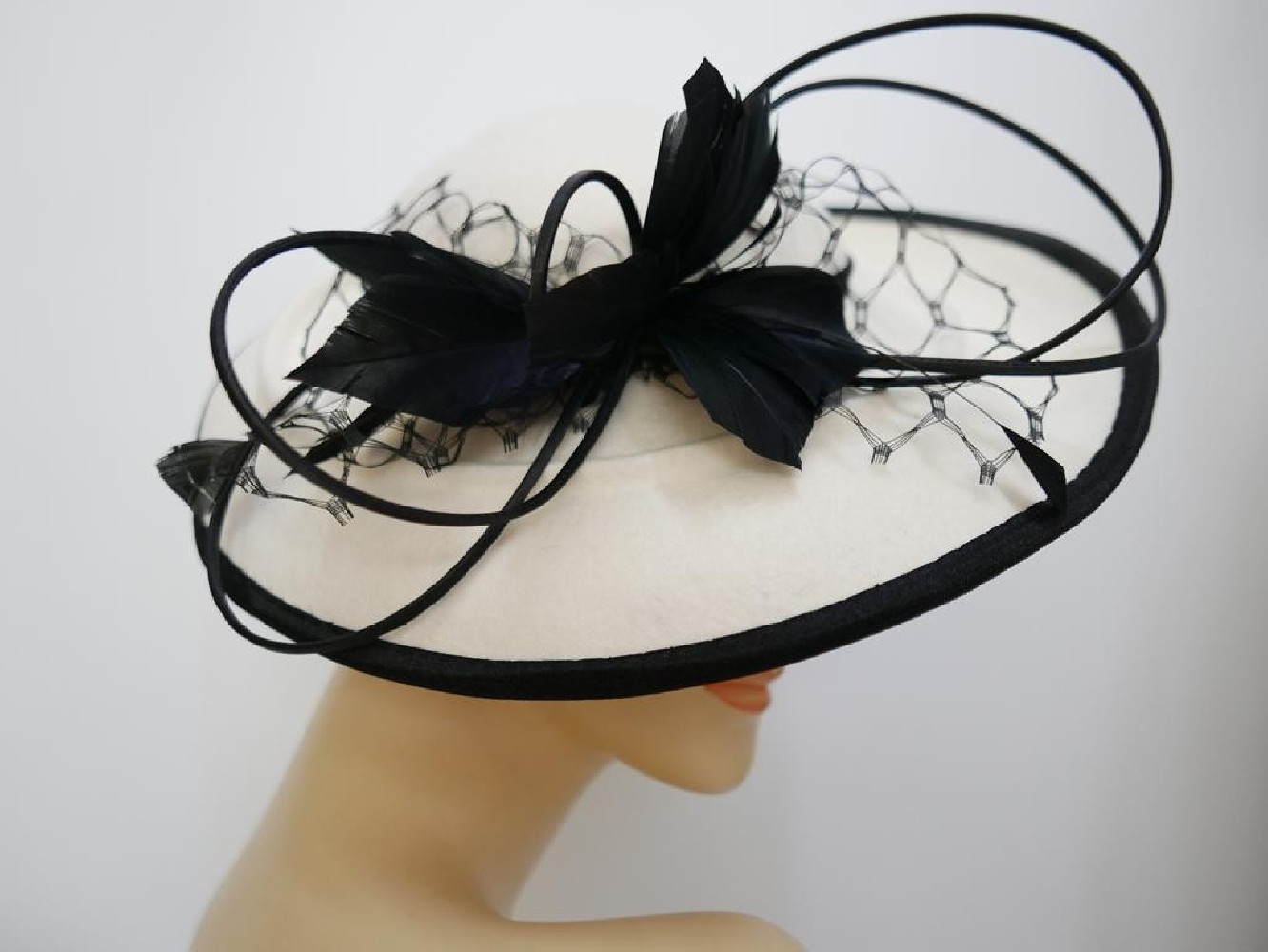 Idalia śmietankowo czarny kapelusz dysk filc wełna