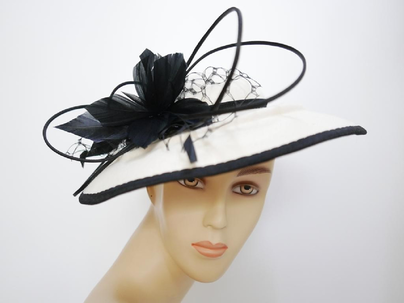 Idalia śmietankowo czarny kapelusz dysk filc wełna