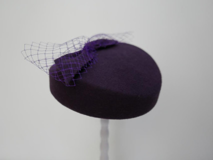 Dita - śliwkowy toczek filcowy.