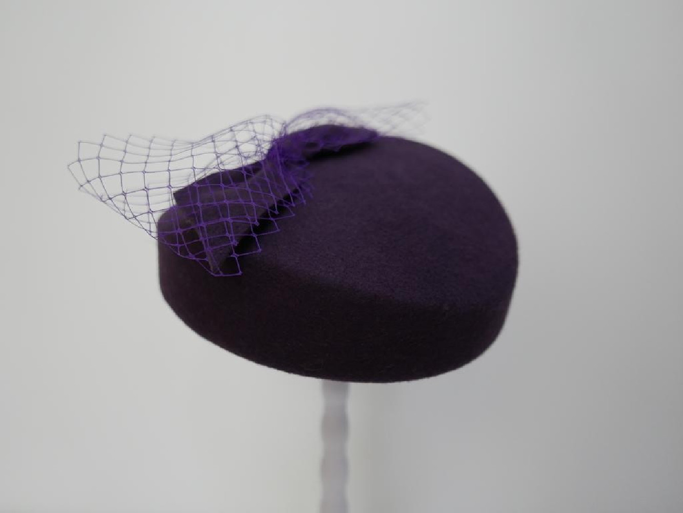 Dita - śliwkowy toczek filcowy.