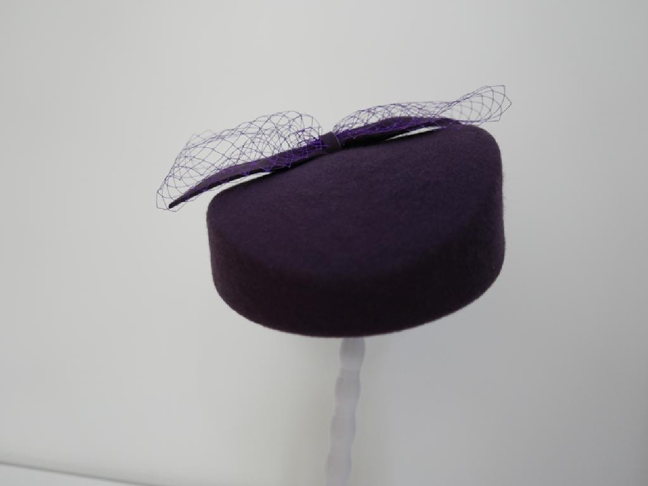 Dita - śliwkowy toczek filcowy.