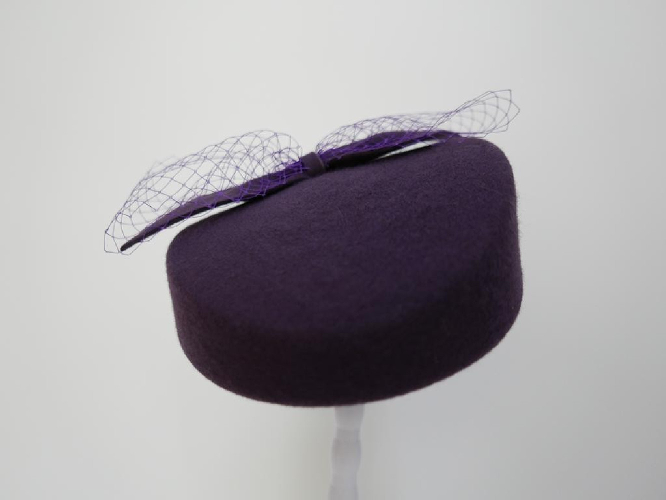 Dita - śliwkowy toczek filcowy.