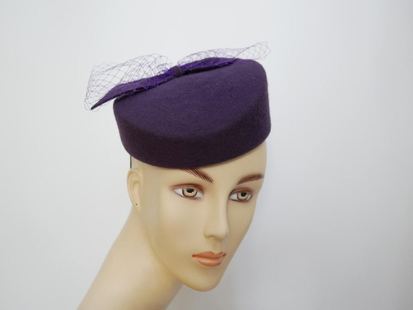 Dita - śliwkowy toczek filcowy.