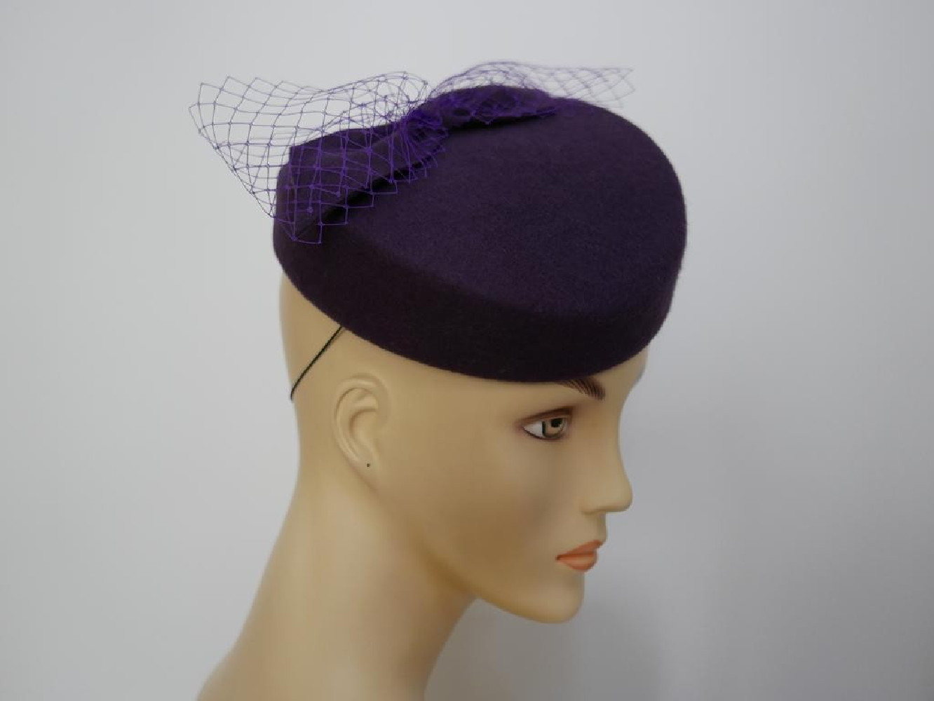 Dita - śliwkowy toczek filcowy.