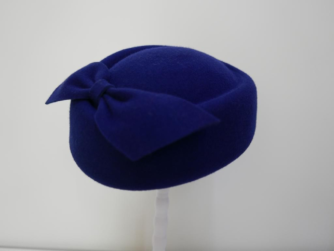 Tatiana royal blue toczek w kształcie furażerki