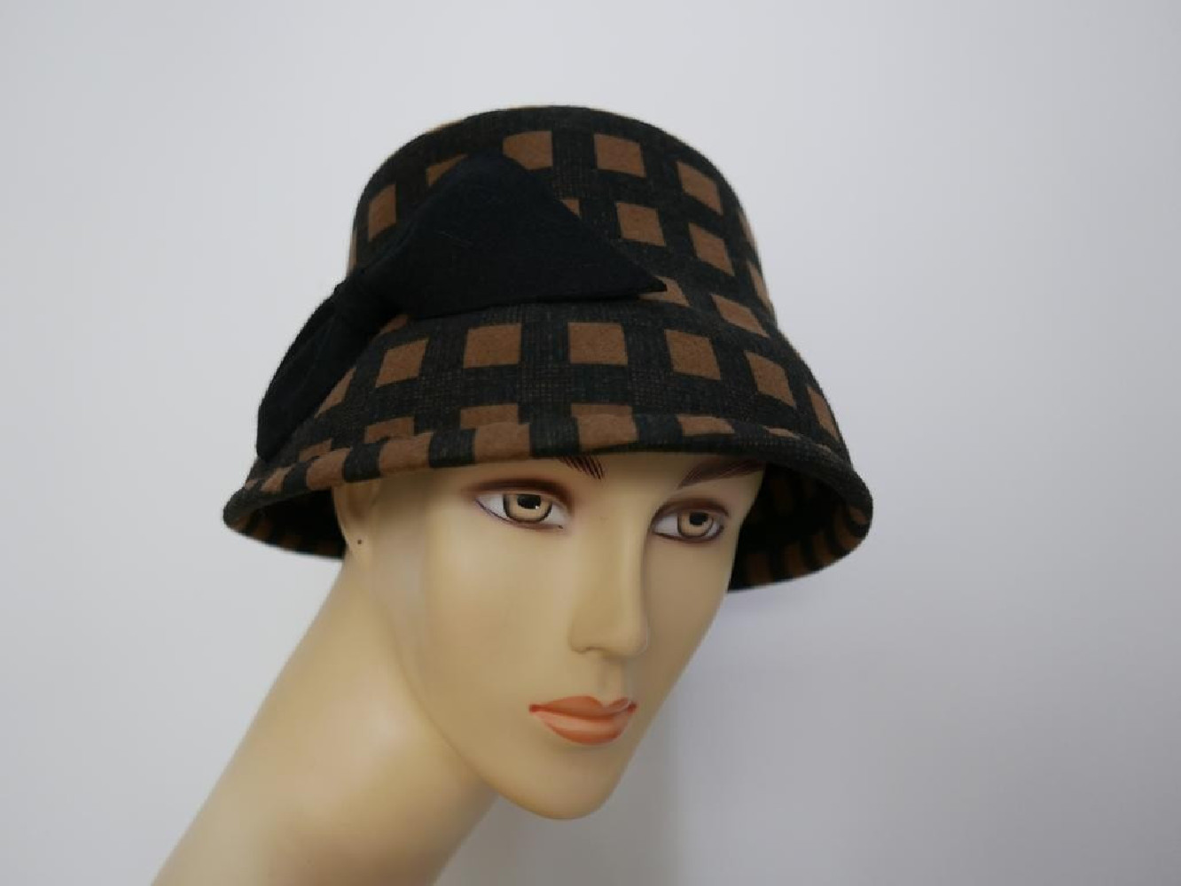 Iva kapelusz klosz brązowo czarny wzór krateczka