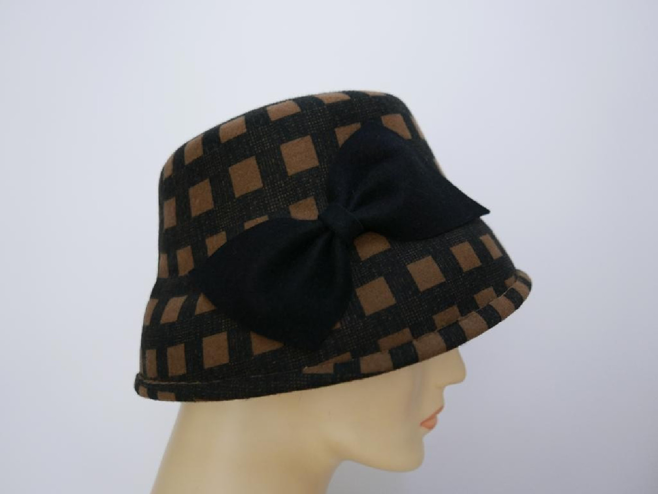 Iva kapelusz klosz brązowo czarny wzór krateczka