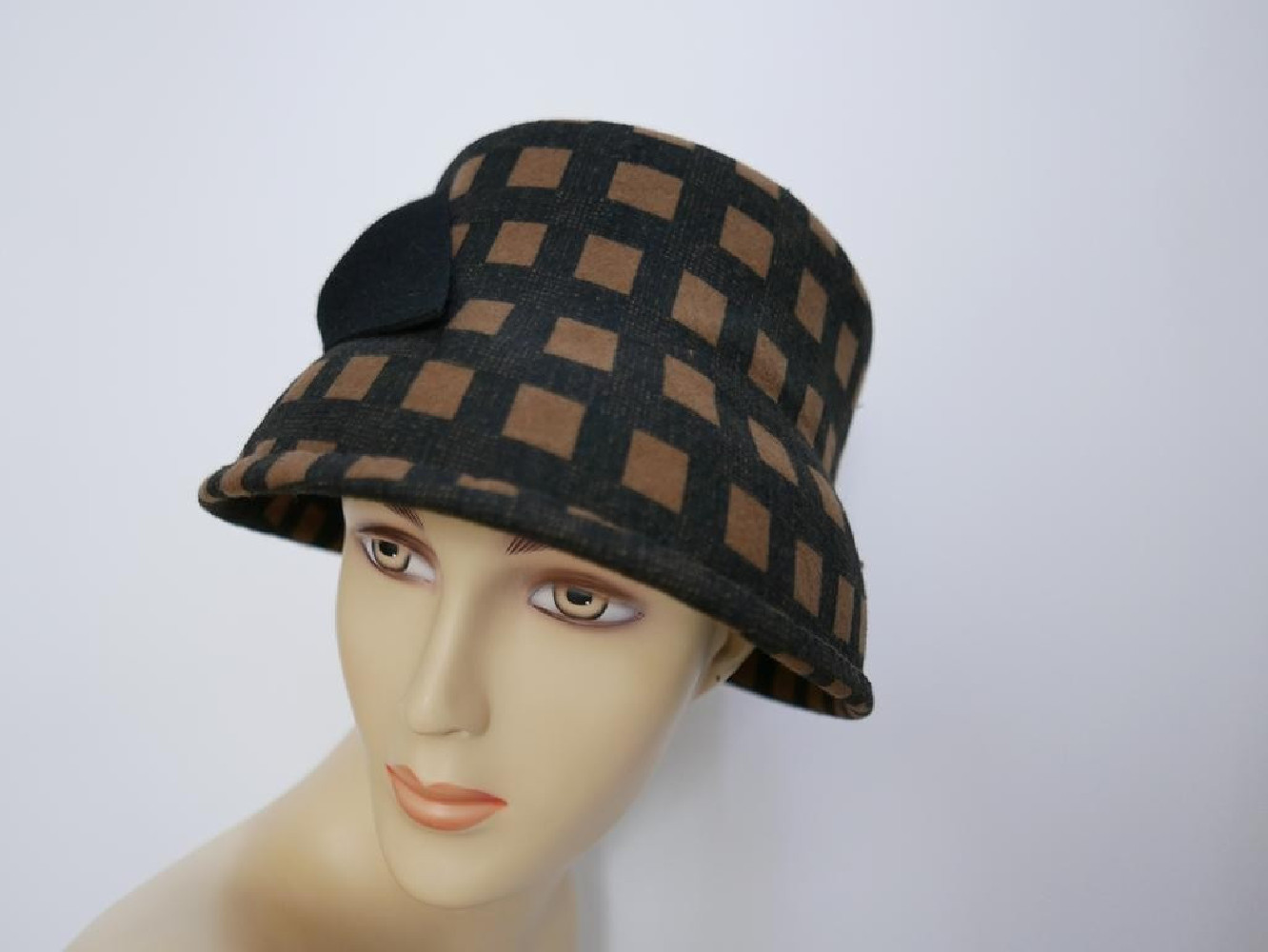 Iva kapelusz klosz brązowo czarny wzór krateczka