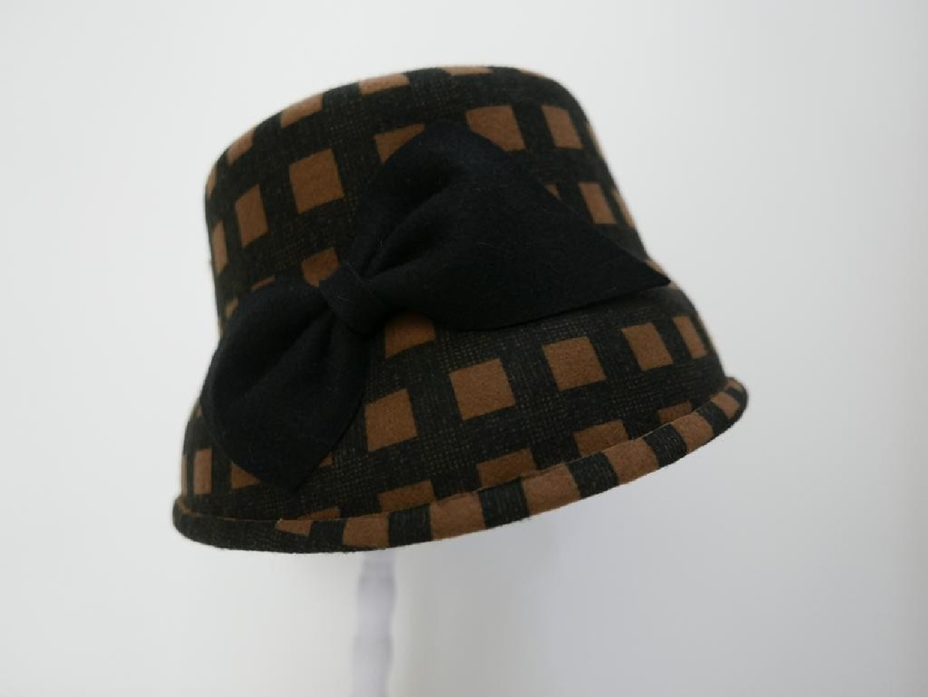 Iva kapelusz klosz brązowo czarny wzór krateczka