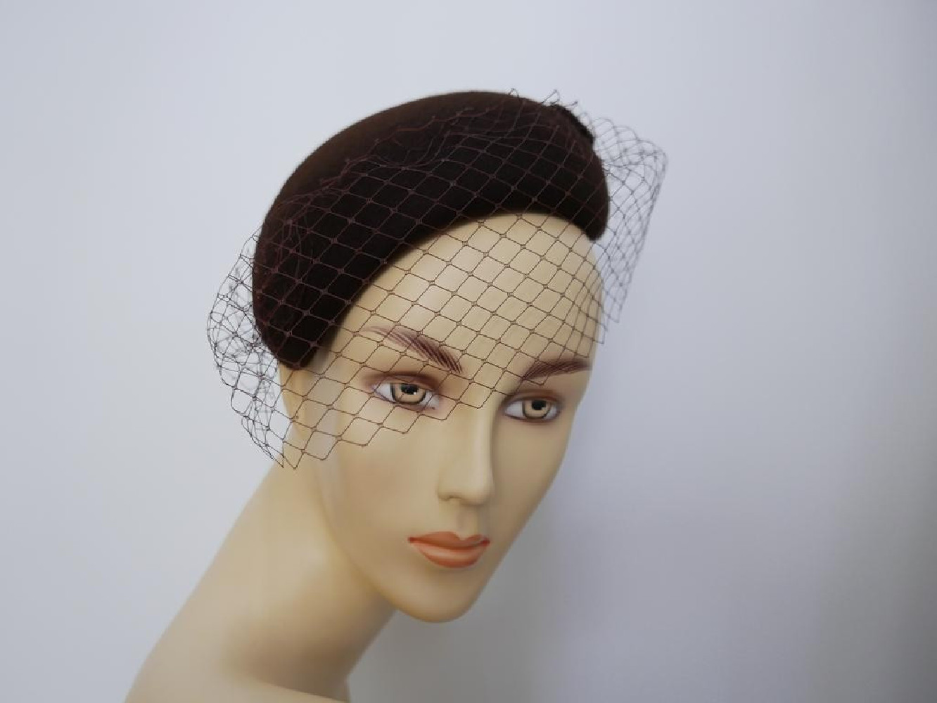 Ivanka 1 brązowy midi toczek z woalką