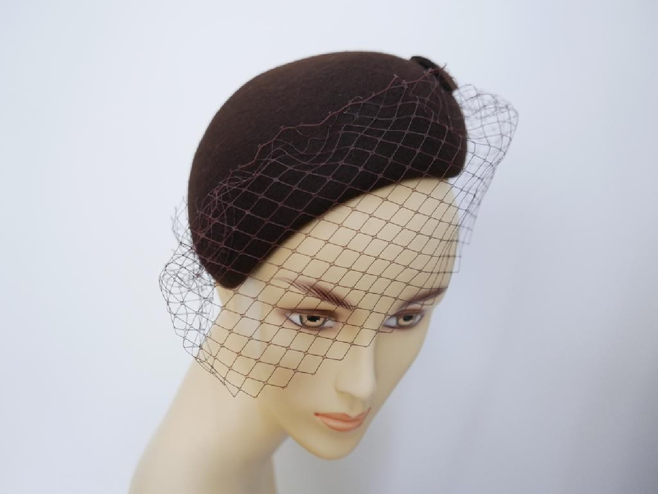 Ivanka 1 brązowy midi toczek z woalką