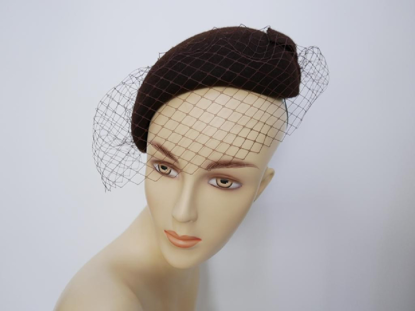 Ivanka 1 brązowy midi toczek z woalką